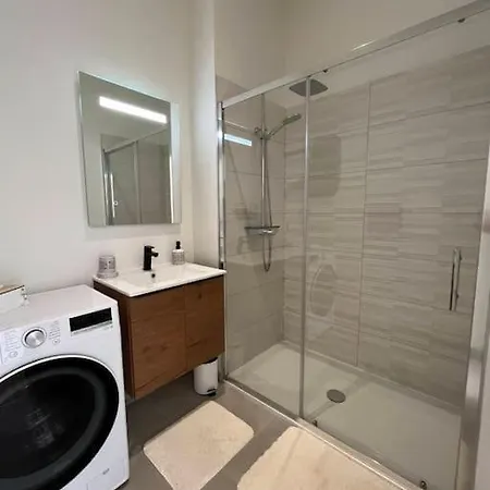 Roof Apartment *